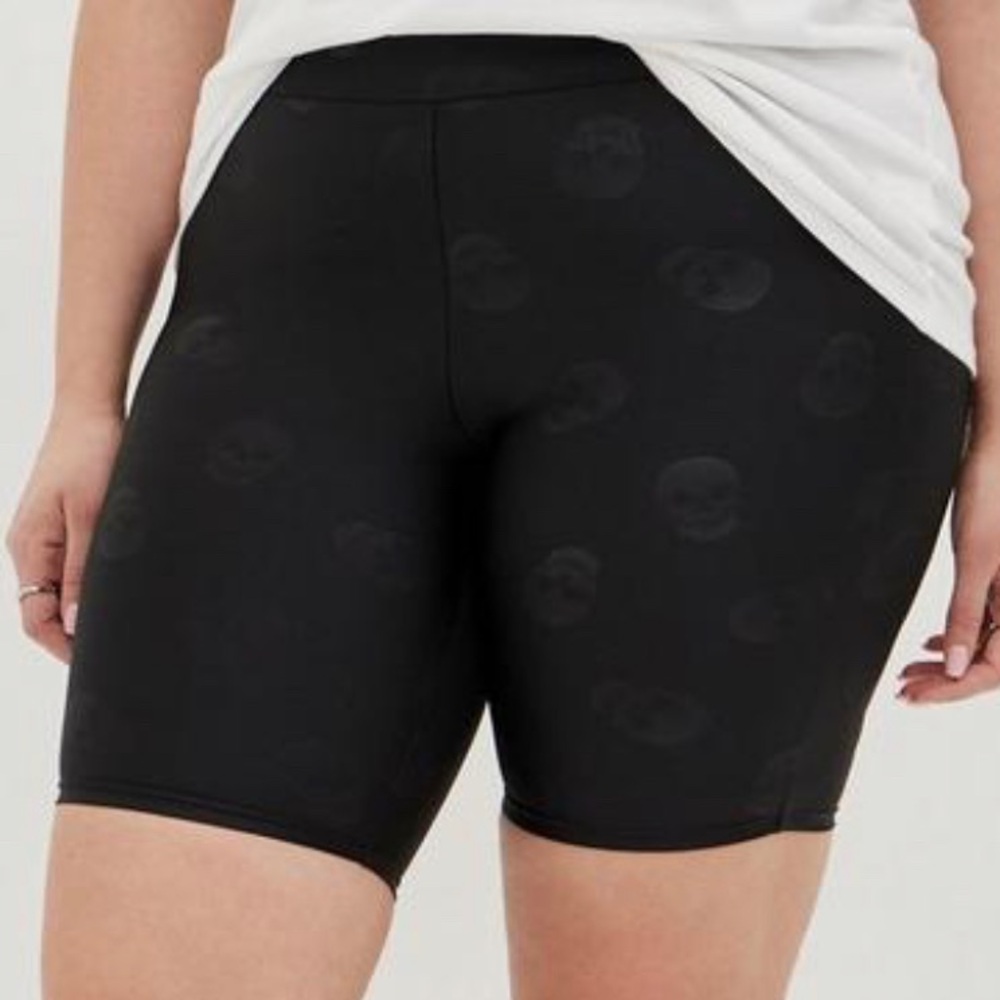 💚 Torrid Skull Shorts - 9 Inch Signature Waist Embossed Bike Short